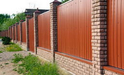 Забор из профнастила двухсторонний с кирпичными столбами рыжего цвета